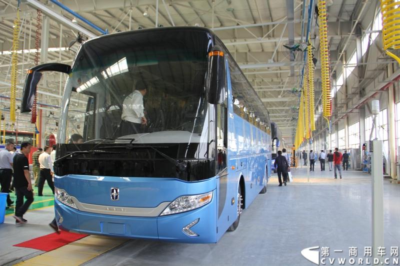 2013年10月10日，在扬州北山新落成的潍柴（扬州）亚星汽车产业园里，山东重工.潍柴动力对外发布长三角战略：作为旗下重要的战略板块，潍柴将利用自身的技术规模优势，将长三角板块打造成轻型发动机基地、商用车基地和特种车基地。图为潍柴亚星汽车产业园全新生产线 。