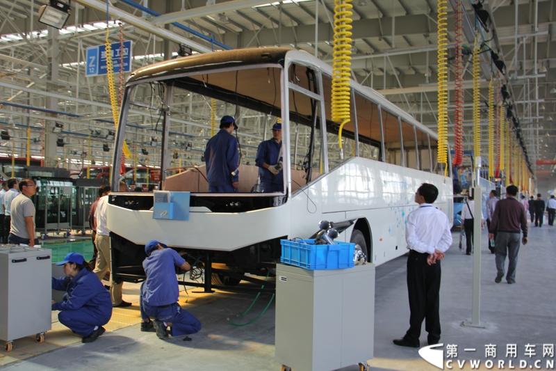 2013年10月10日，在扬州北山新落成的潍柴（扬州）亚星汽车产业园里，山东重工.潍柴动力对外发布长三角战略：作为旗下重要的战略板块，潍柴将利用自身的技术规模优势，将长三角板块打造成轻型发动机基地、商用车基地和特种车基地。图为潍柴亚星汽车产业园全新生产线 。