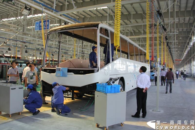 2013年10月10日，在扬州北山新落成的潍柴（扬州）亚星汽车产业园里，山东重工.潍柴动力对外发布长三角战略：作为旗下重要的战略板块，潍柴将利用自身的技术规模优势，将长三角板块打造成轻型发动机基地、商用车基地和特种车基地。图为潍柴亚星汽车产业园全新生产线 。