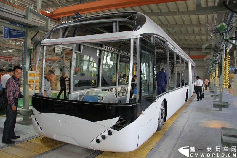 2013年10月10日，在扬州北山新落成的潍柴（扬州）亚星汽车产业园里，山东重工.潍柴动力对外发布长三角战略：作为旗下重要的战略板块，潍柴将利用自身的技术规模优势，将长三角板块打造成轻型发动机基地、商用车基地和特种车基地。图为潍柴亚星汽车产业园全新生产线 。