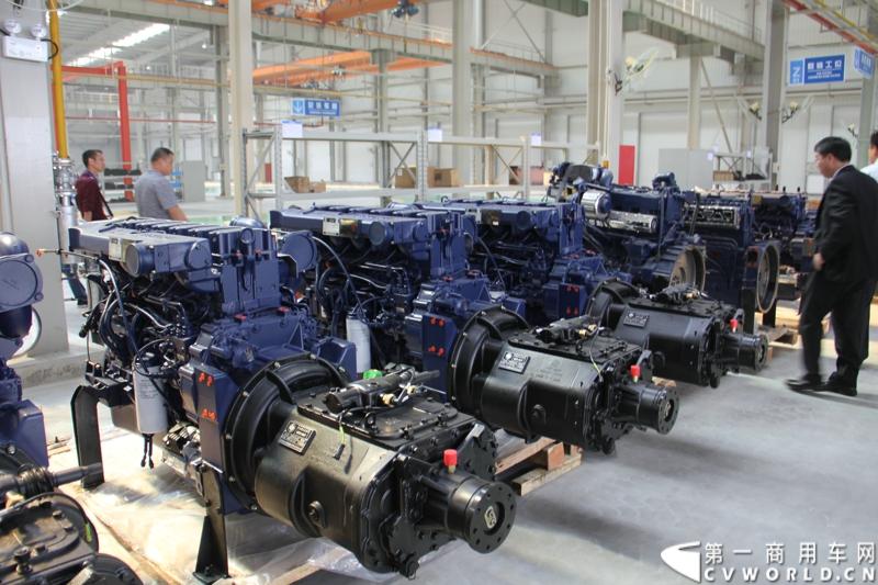 2013年10月10日，在扬州北山新落成的潍柴（扬州）亚星汽车产业园里，山东重工.潍柴动力对外发布长三角战略：作为旗下重要的战略板块，潍柴将利用自身的技术规模优势，将长三角板块打造成轻型发动机基地、商用车基地和特种车基地。图为潍柴亚星汽车产业园全新生产线 。