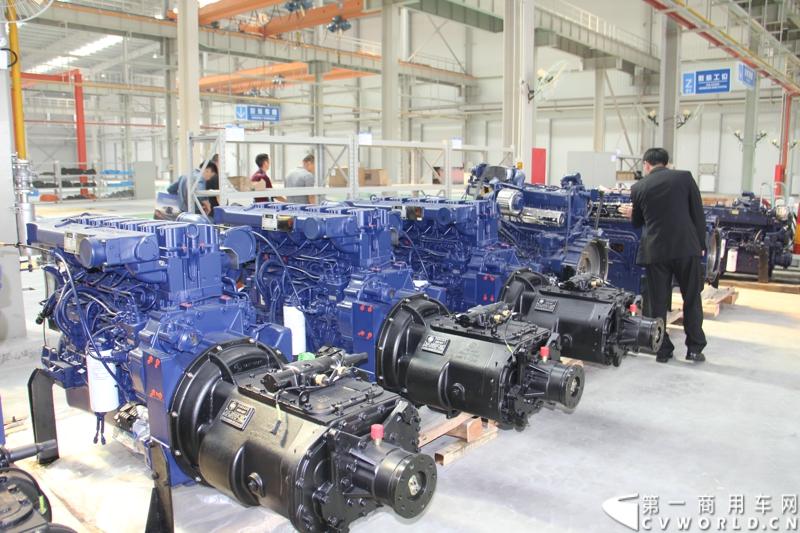 2013年10月10日，在扬州北山新落成的潍柴（扬州）亚星汽车产业园里，山东重工.潍柴动力对外发布长三角战略：作为旗下重要的战略板块，潍柴将利用自身的技术规模优势，将长三角板块打造成轻型发动机基地、商用车基地和特种车基地。图为潍柴亚星汽车产业园全新生产线 。