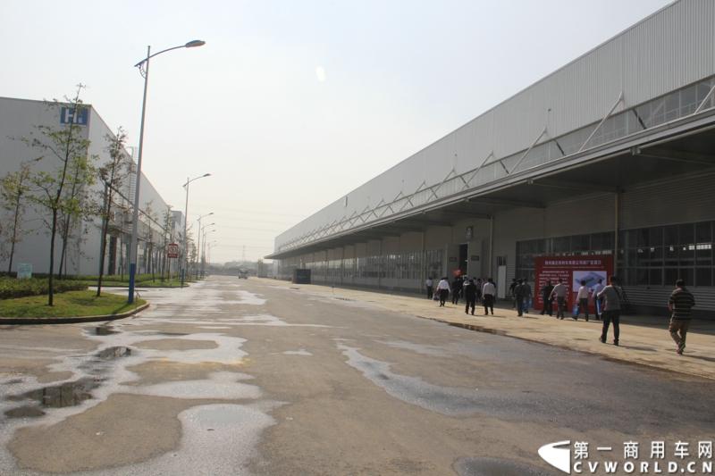 2013年10月10日，在扬州北山新落成的潍柴（扬州）亚星汽车产业园里，山东重工.潍柴动力对外发布长三角战略：作为旗下重要的战略板块，潍柴将利用自身的技术规模优势，将长三角板块打造成轻型发动机基地、商用车基地和特种车基地。图为潍柴亚星汽车产业园全新生产线 。