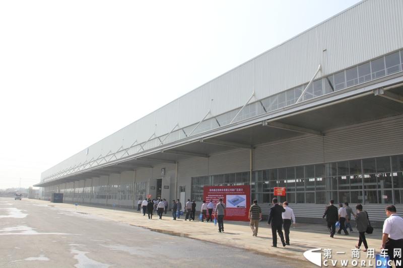 2013年10月10日，在扬州北山新落成的潍柴（扬州）亚星汽车产业园里，山东重工.潍柴动力对外发布长三角战略：作为旗下重要的战略板块，潍柴将利用自身的技术规模优势，将长三角板块打造成轻型发动机基地、商用车基地和特种车基地。图为潍柴亚星汽车产业园全新生产线 。