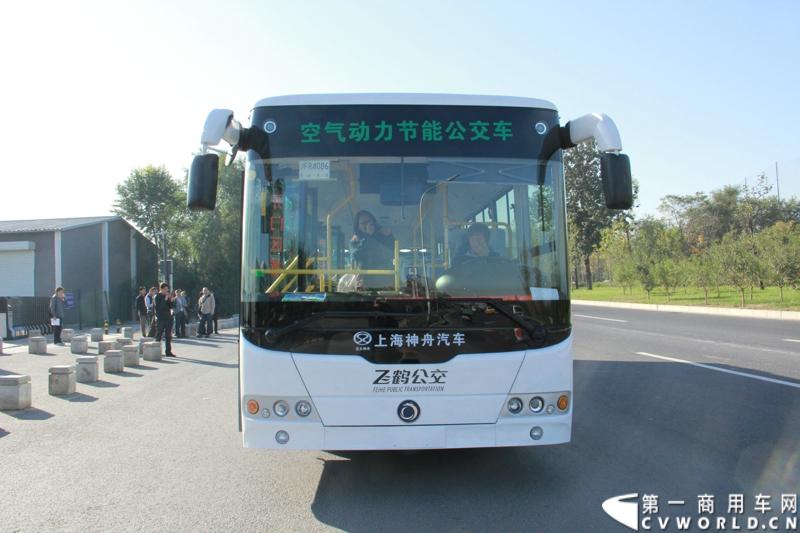 10月16日，由上海神舟汽车节能环保有限公司和北京《驾驶园》杂志社共同主办的主题为“体验空气动力 助力高效节能新公交”大型试乘活动在北京举行，本次活动的试乘车辆为上海神舟汽车节能环保有限公司最新研制开发的空气动力节能公交车。