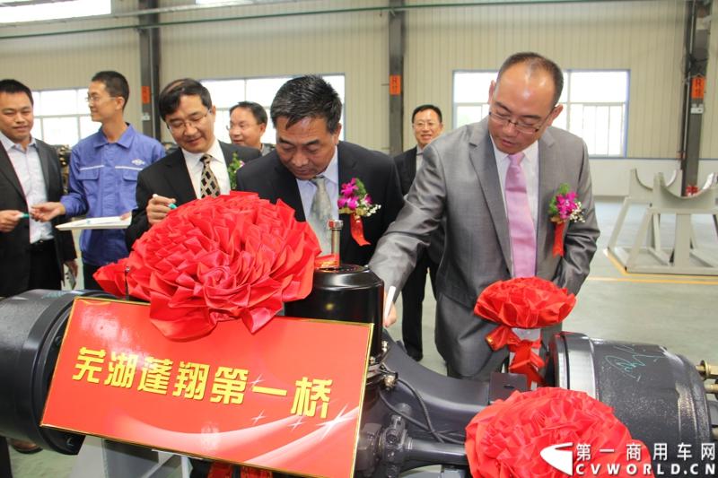 2013年10月18日，芜湖蓬翔车桥有限公司投产仪式在芜湖市三山区隆重举行，此举意味着，在2011年2月开工的山东蓬翔车桥芜湖工厂，于两年后完成了一期工程建设，具备了十万根重卡车桥的年生产能力。图为嘉宾在芜湖蓬翔第一桥上签字留念。