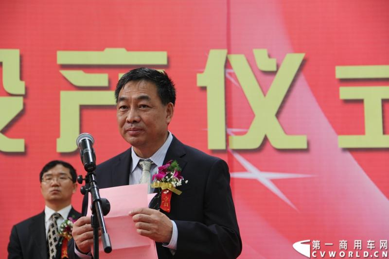 2013年10月18日，芜湖蓬翔车桥有限公司投产仪式在芜湖市三山区隆重举行，此举意味着，在2011年2月开工的山东蓬翔车桥芜湖工厂，于两年后完成了一期工程建设，具备了十万根重卡车桥的年生产能力。图为山东蓬翔汽车有限公司总经理刘荣德致辞。