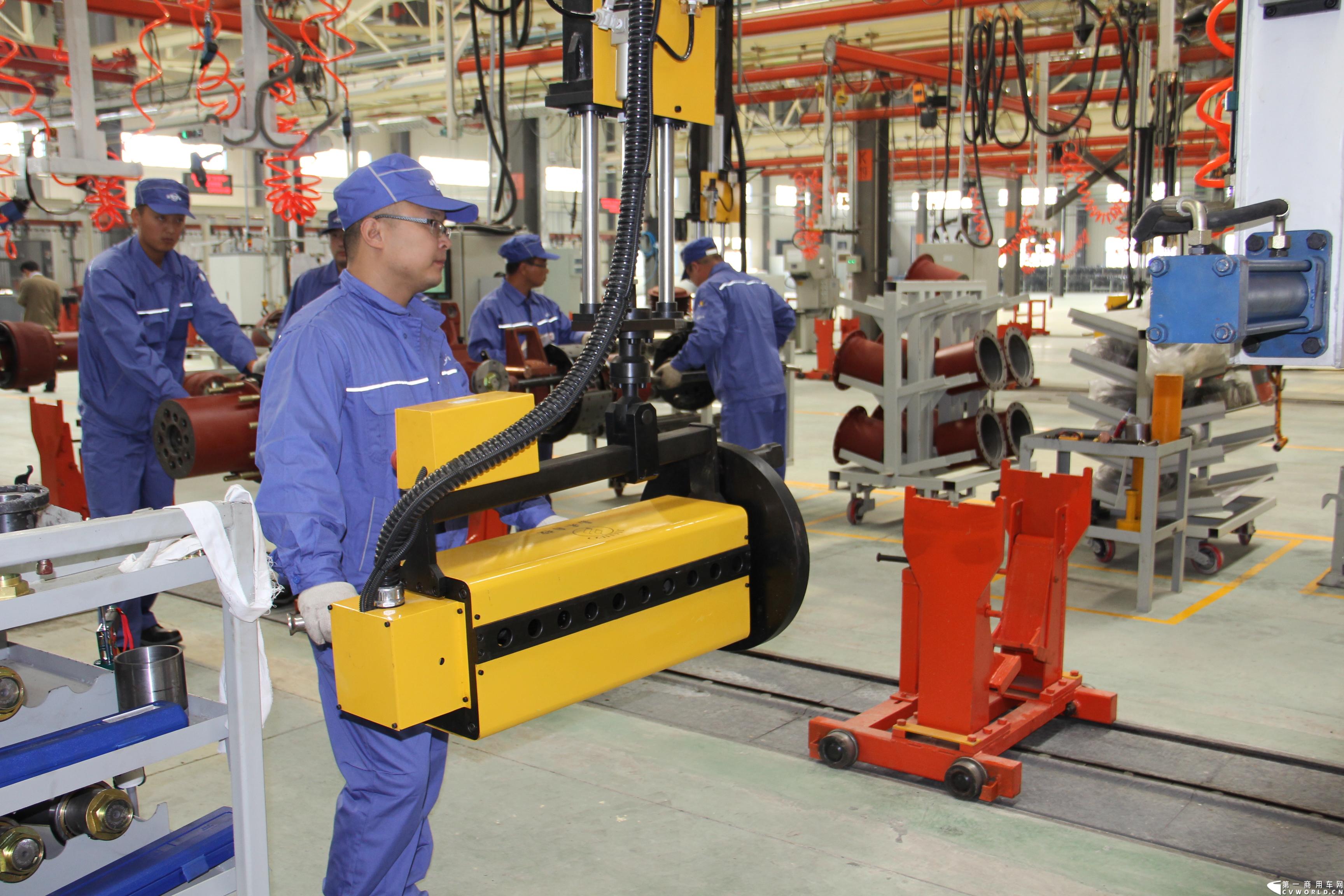 2013年10月18日，芜湖蓬翔车桥有限公司投产仪式在芜湖市三山区隆重举行，此举意味着，在2011年2月开工的山东蓬翔车桥芜湖工厂，于两年后完成了一期工程建设，具备了十万根重卡车桥的年生产能力。图为蓬翔车桥芜湖工厂生产线。