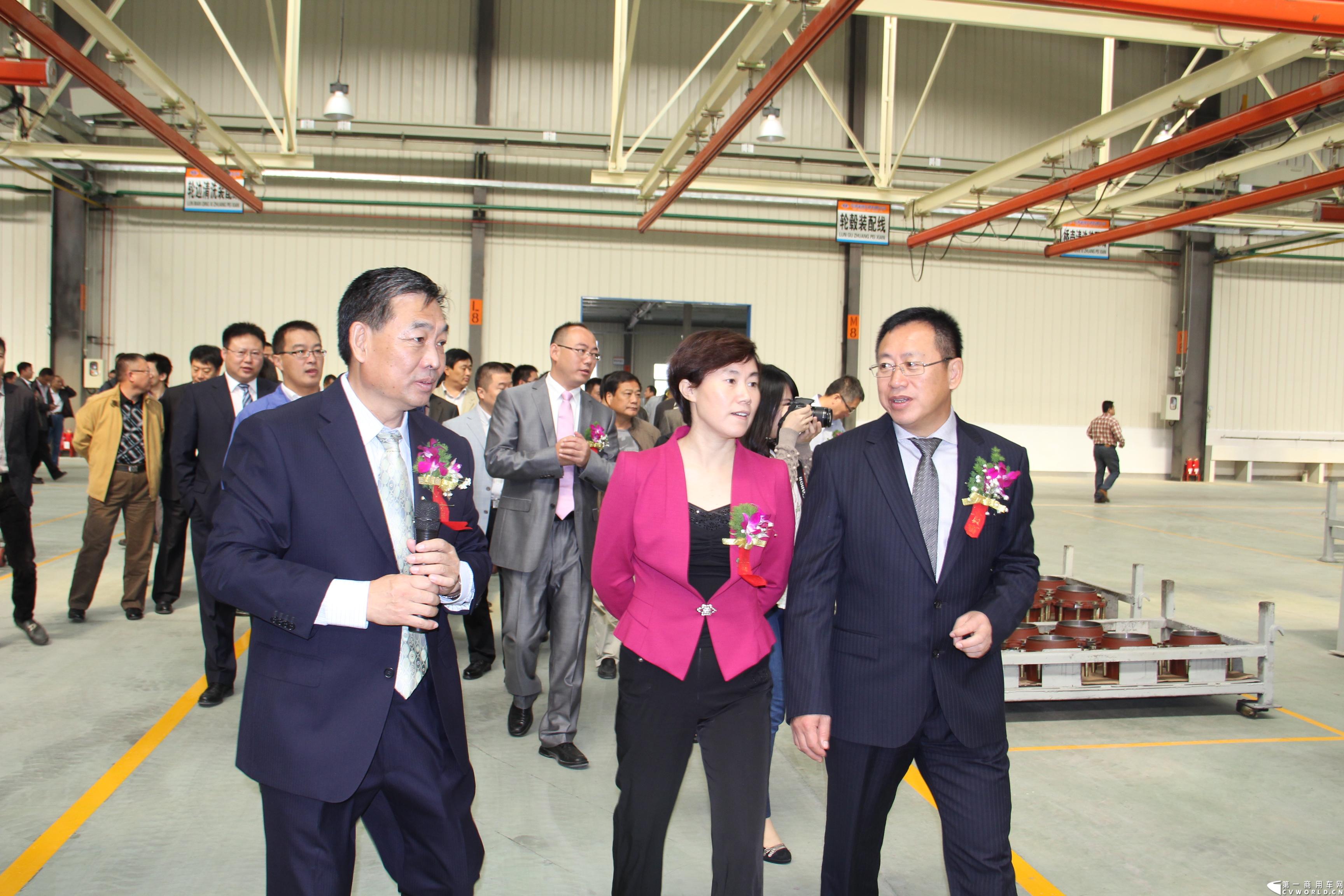 2013年10月18日，芜湖蓬翔车桥有限公司投产仪式在芜湖市三山区隆重举行，此举意味着，在2011年2月开工的山东蓬翔车桥芜湖工厂，于两年后完成了一期工程建设，具备了十万根重卡车桥的年生产能力。图为与会嘉宾参观新工厂。