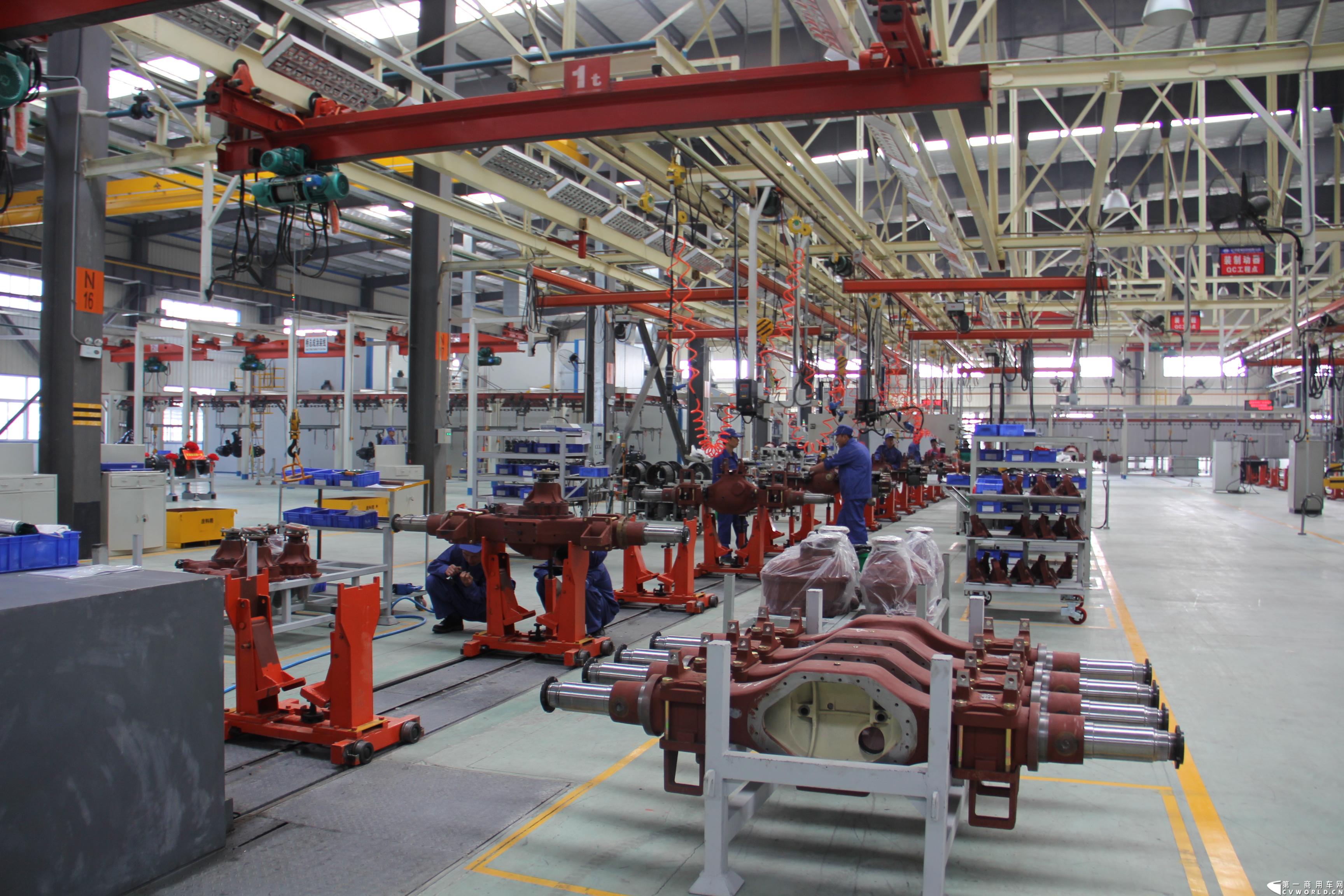 2013年10月18日，芜湖蓬翔车桥有限公司投产仪式在芜湖市三山区隆重举行，此举意味着，在2011年2月开工的山东蓬翔车桥芜湖工厂，于两年后完成了一期工程建设，具备了十万根重卡车桥的年生产能力。图为蓬翔车桥芜湖工厂生产线。