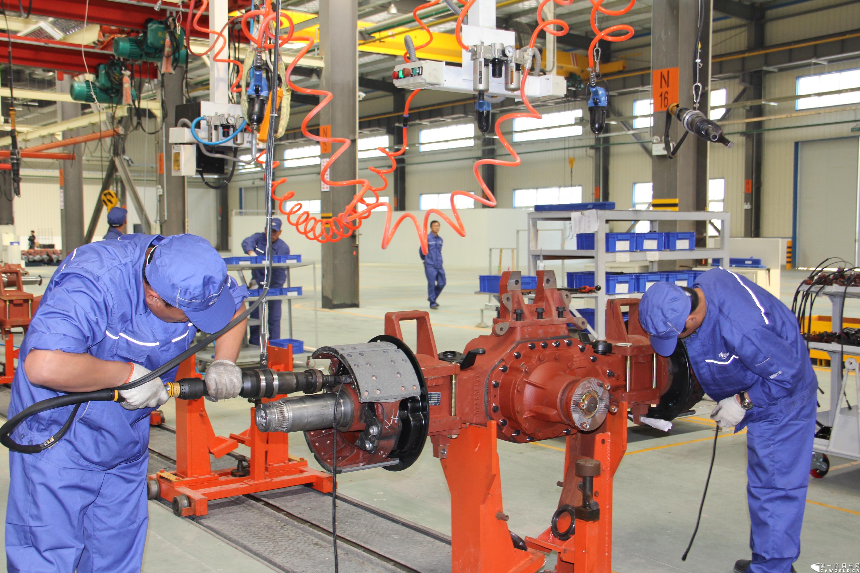 2013年10月18日，芜湖蓬翔车桥有限公司投产仪式在芜湖市三山区隆重举行，此举意味着，在2011年2月开工的山东蓬翔车桥芜湖工厂，于两年后完成了一期工程建设，具备了十万根重卡车桥的年生产能力。图为蓬翔车桥芜湖工厂生产线。