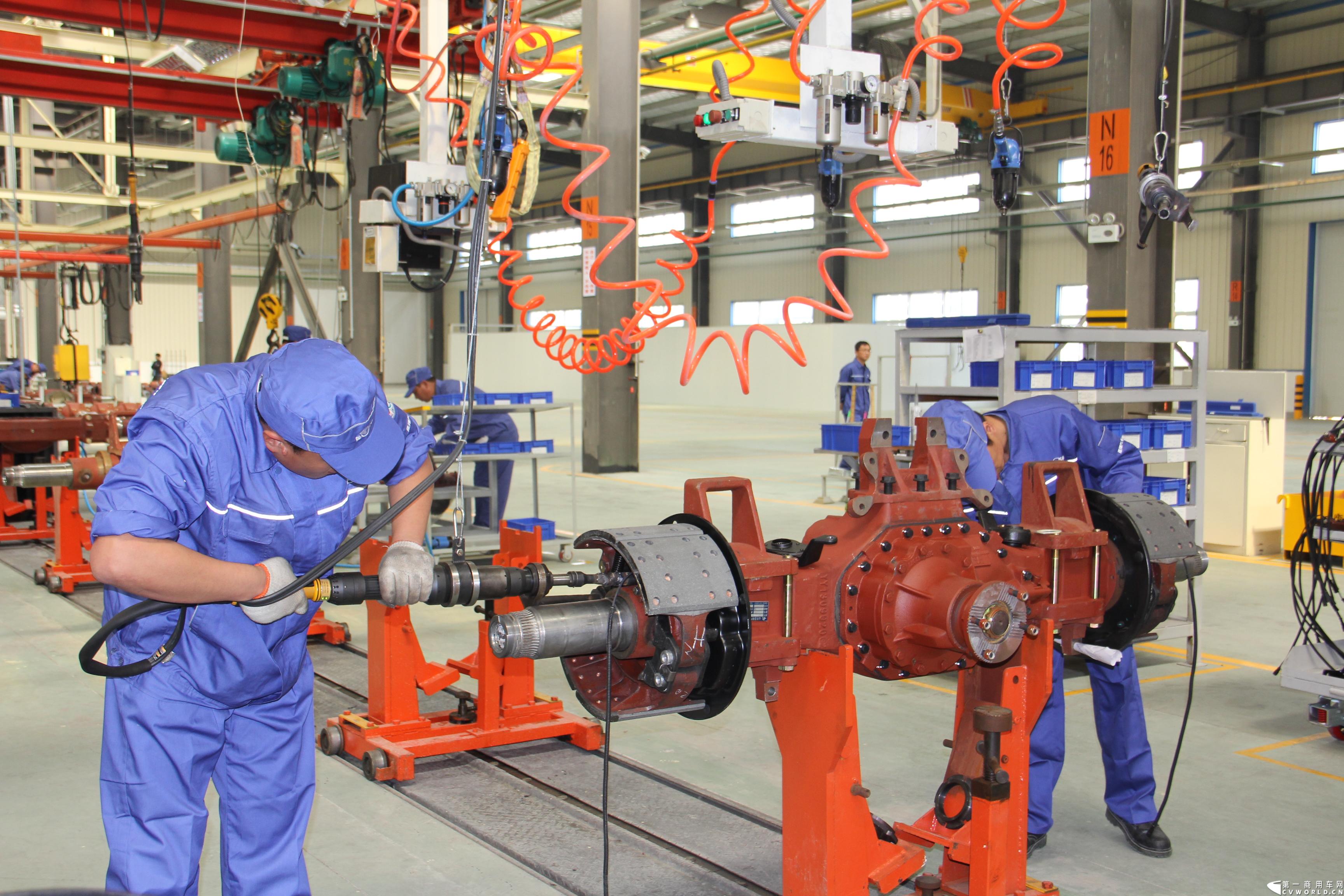 2013年10月18日，芜湖蓬翔车桥有限公司投产仪式在芜湖市三山区隆重举行，此举意味着，在2011年2月开工的山东蓬翔车桥芜湖工厂，于两年后完成了一期工程建设，具备了十万根重卡车桥的年生产能力。图为蓬翔车桥芜湖工厂生产线。