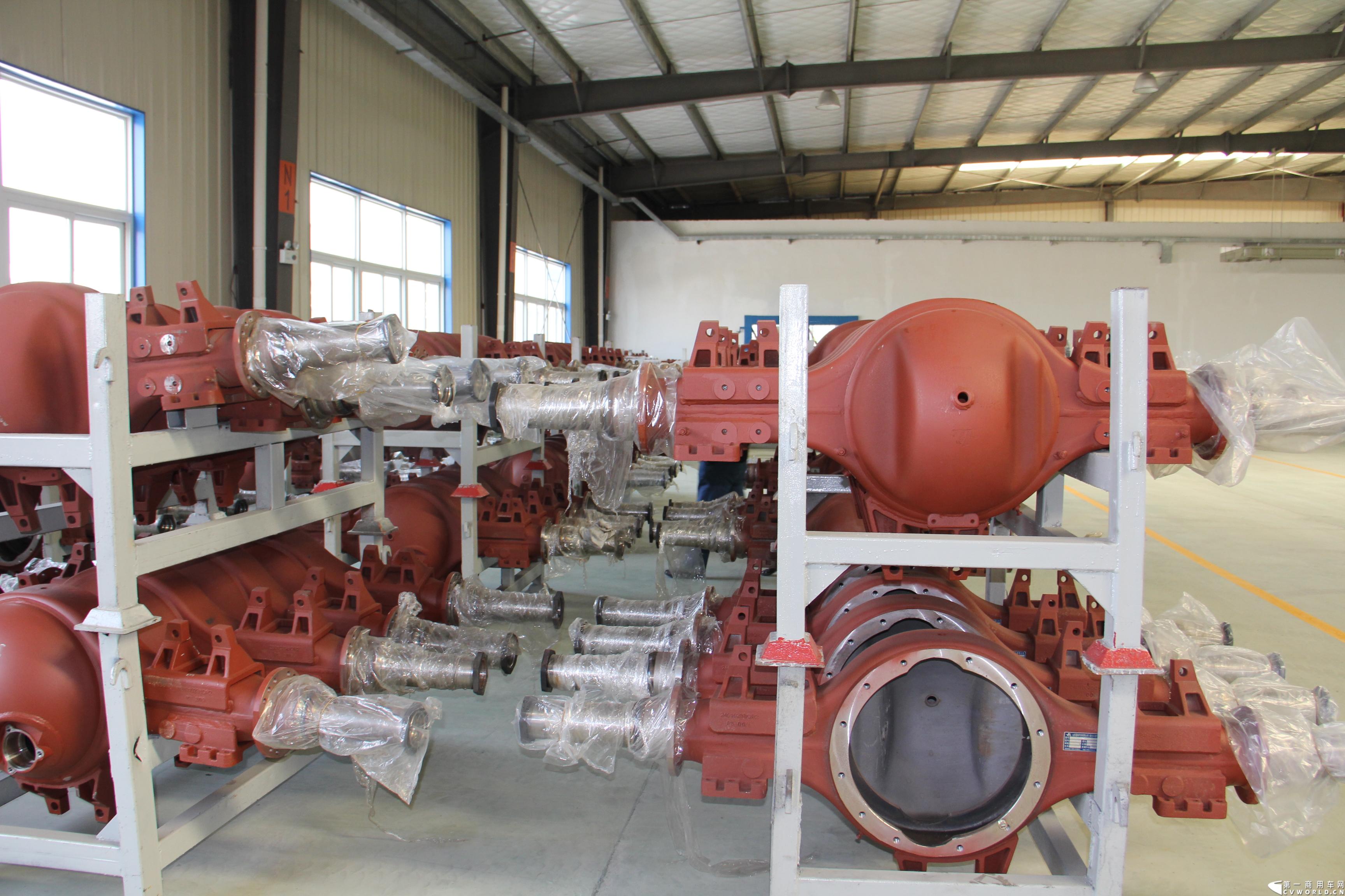 2013年10月18日，芜湖蓬翔车桥有限公司投产仪式在芜湖市三山区隆重举行，此举意味着，在2011年2月开工的山东蓬翔车桥芜湖工厂，于两年后完成了一期工程建设，具备了十万根重卡车桥的年生产能力。图为蓬翔车桥芜湖工厂生产线 (物流仓库)。