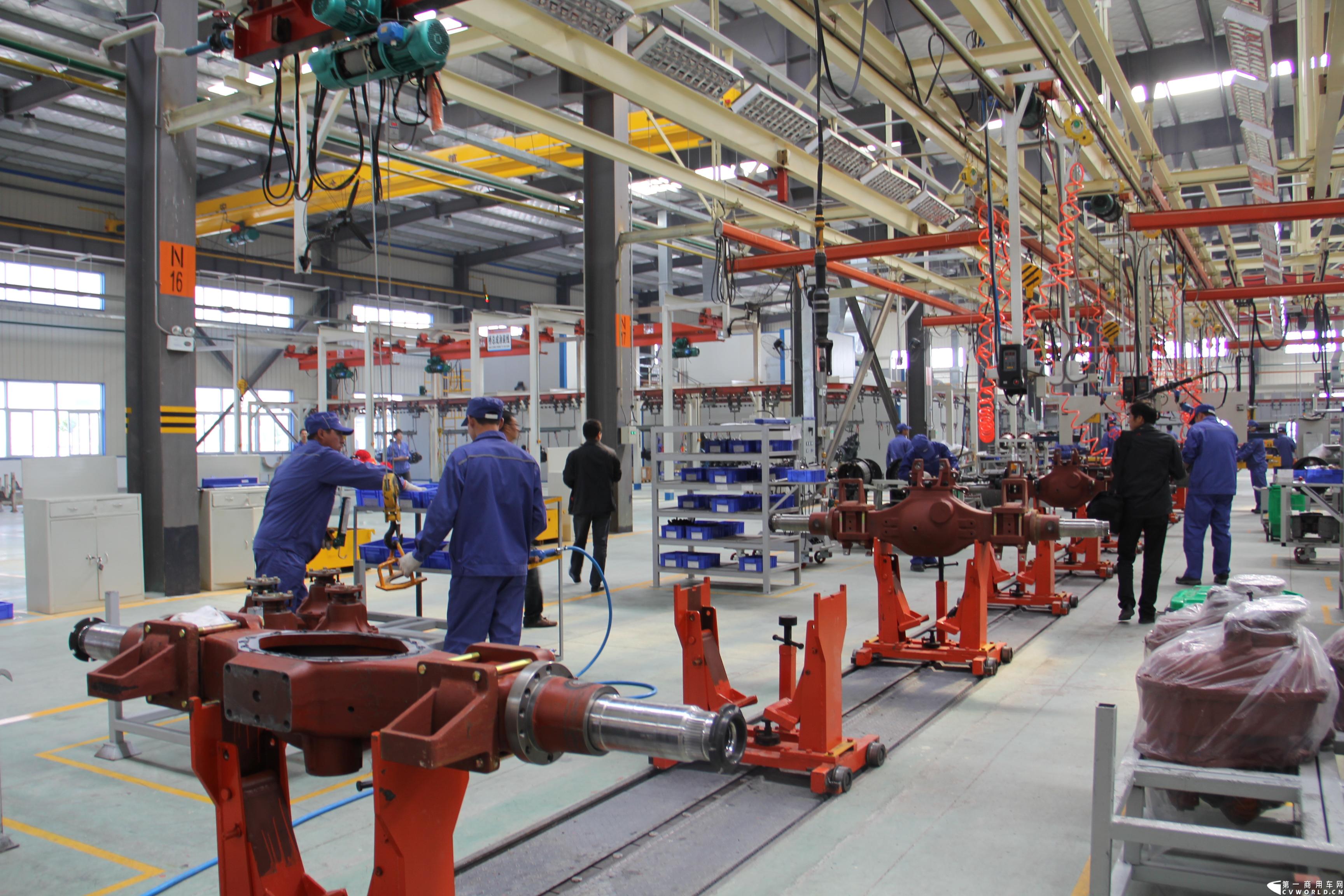 2013年10月18日，芜湖蓬翔车桥有限公司投产仪式在芜湖市三山区隆重举行，此举意味着，在2011年2月开工的山东蓬翔车桥芜湖工厂，于两年后完成了一期工程建设，具备了十万根重卡车桥的年生产能力。图为蓬翔车桥芜湖工厂生产线。