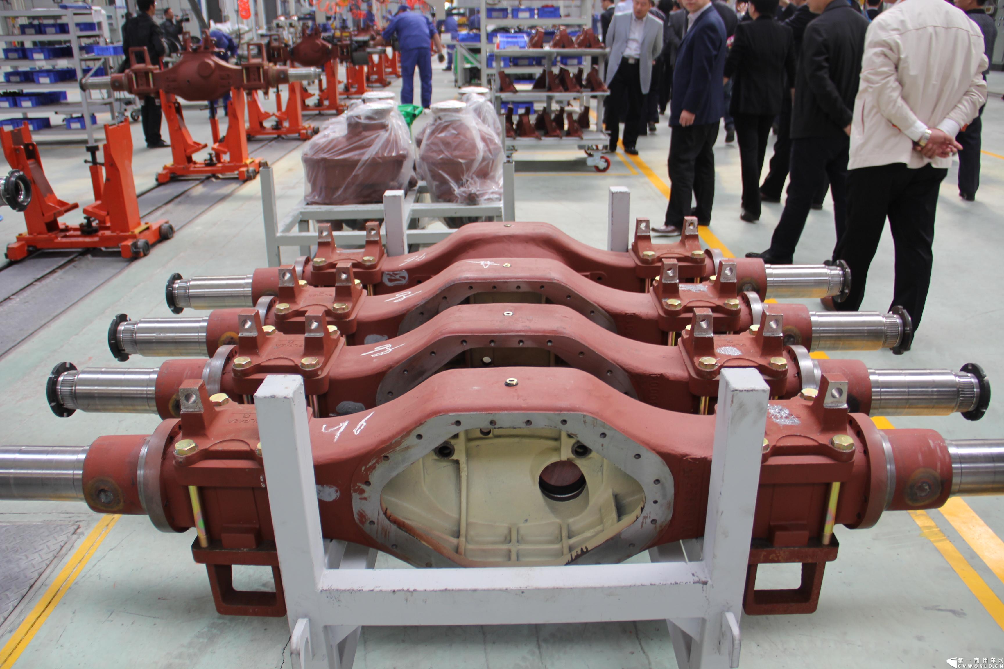 2013年10月18日，芜湖蓬翔车桥有限公司投产仪式在芜湖市三山区隆重举行，此举意味着，在2011年2月开工的山东蓬翔车桥芜湖工厂，于两年后完成了一期工程建设，具备了十万根重卡车桥的年生产能力。图为蓬翔车桥芜湖工厂生产线。