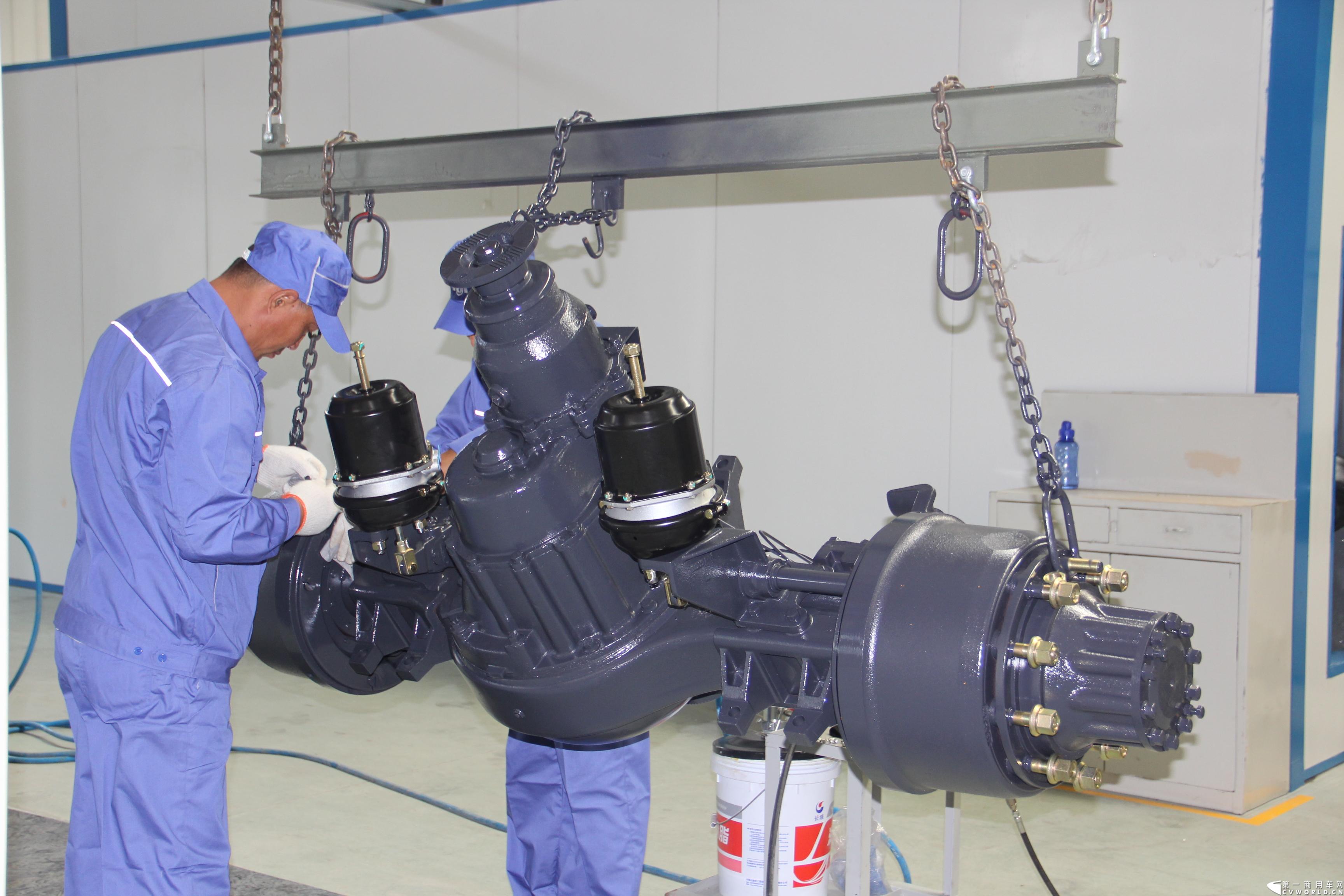 2013年10月18日，芜湖蓬翔车桥有限公司投产仪式在芜湖市三山区隆重举行，此举意味着，在2011年2月开工的山东蓬翔车桥芜湖工厂，于两年后完成了一期工程建设，具备了十万根重卡车桥的年生产能力。图为车桥调试线 。