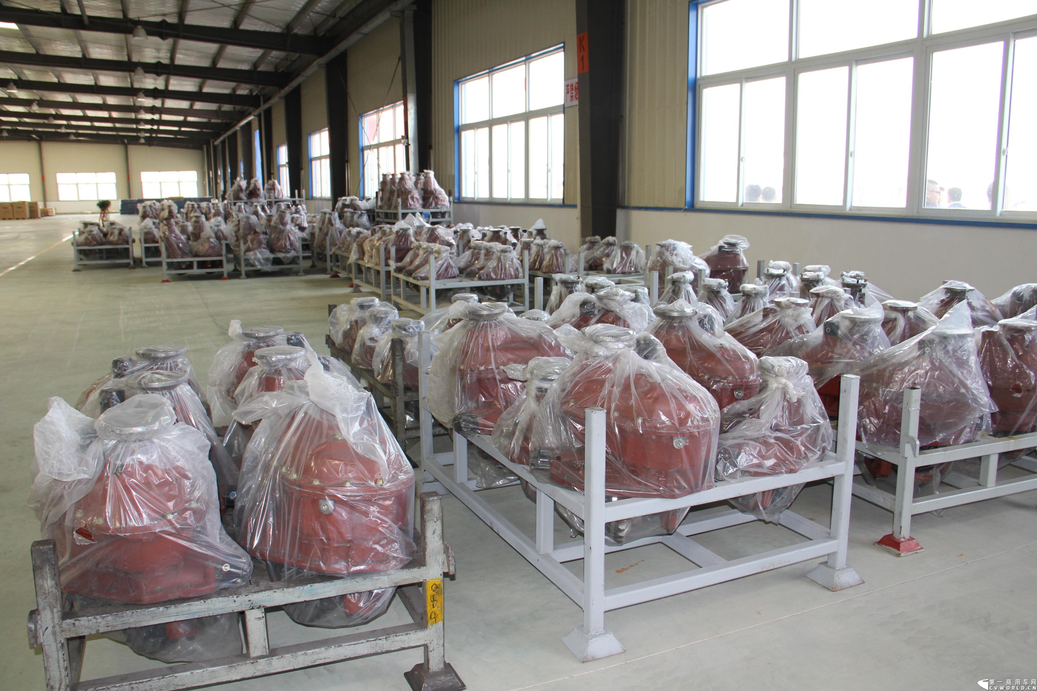 2013年10月18日，芜湖蓬翔车桥有限公司投产仪式在芜湖市三山区隆重举行，此举意味着，在2011年2月开工的山东蓬翔车桥芜湖工厂，于两年后完成了一期工程建设，具备了十万根重卡车桥的年生产能力。图为蓬翔车桥芜湖工厂(物流仓库).