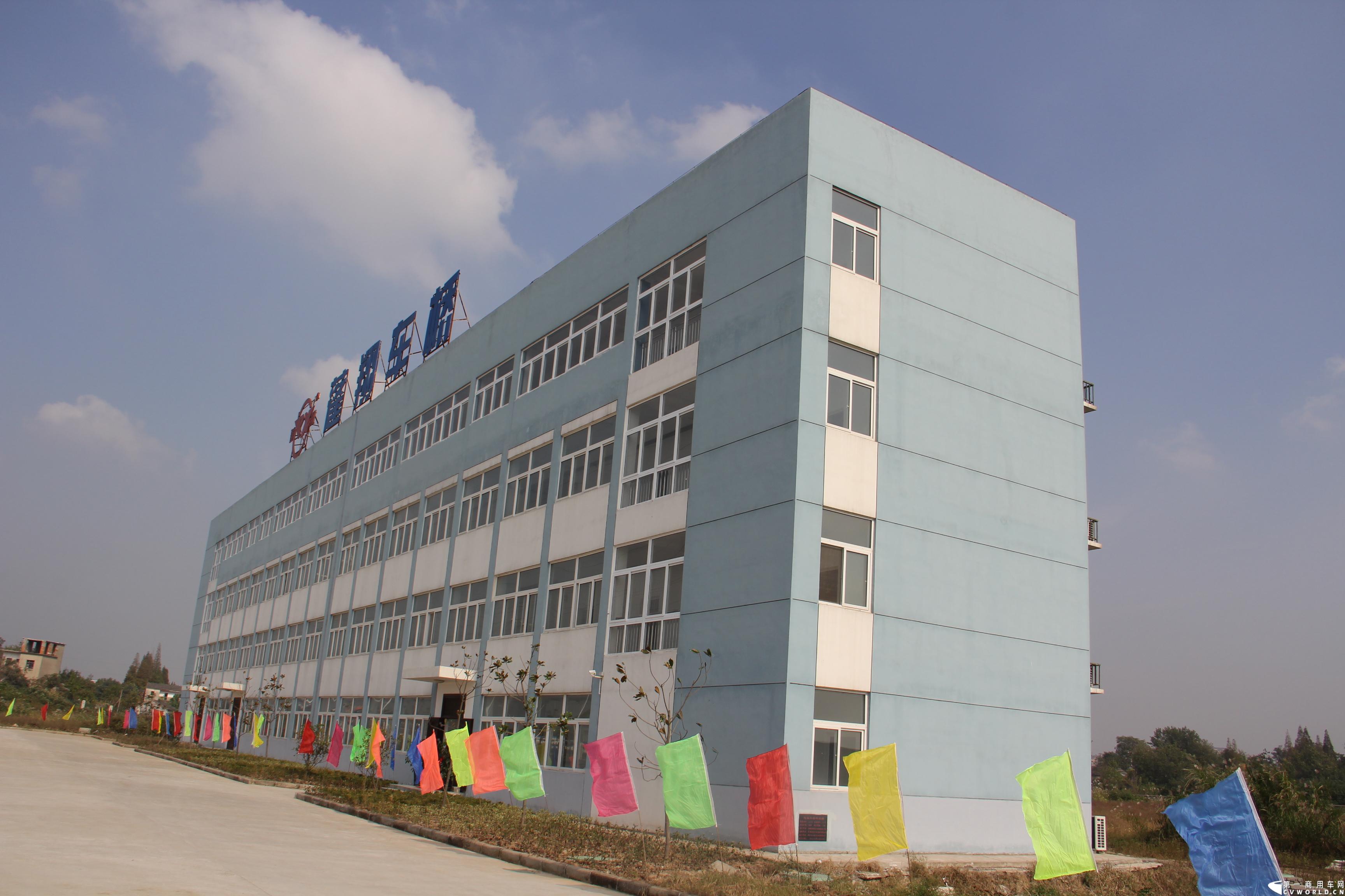 2013年10月18日，芜湖蓬翔车桥有限公司投产仪式在芜湖市三山区隆重举行，此举意味着，在2011年2月开工的山东蓬翔车桥芜湖工厂，于两年后完成了一期工程建设，具备了十万根重卡车桥的年生产能力。图为蓬翔车桥芜湖工厂办公大楼 。