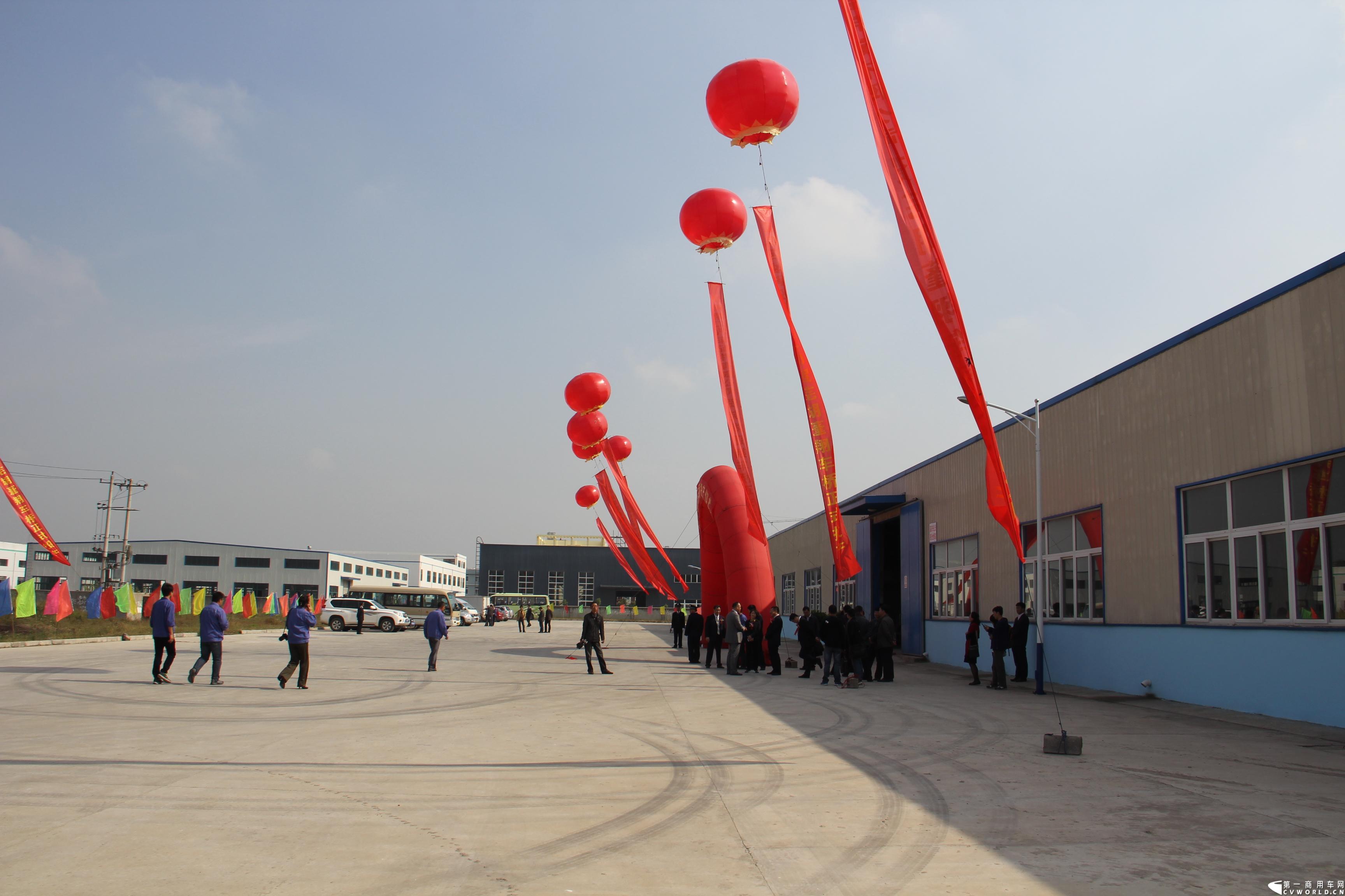 2013年10月18日，芜湖蓬翔车桥有限公司投产仪式在芜湖市三山区隆重举行，此举意味着，在2011年2月开工的山东蓬翔车桥芜湖工厂，于两年后完成了一期工程建设，具备了十万根重卡车桥的年生产能力。图为芜湖蓬翔厂区 。