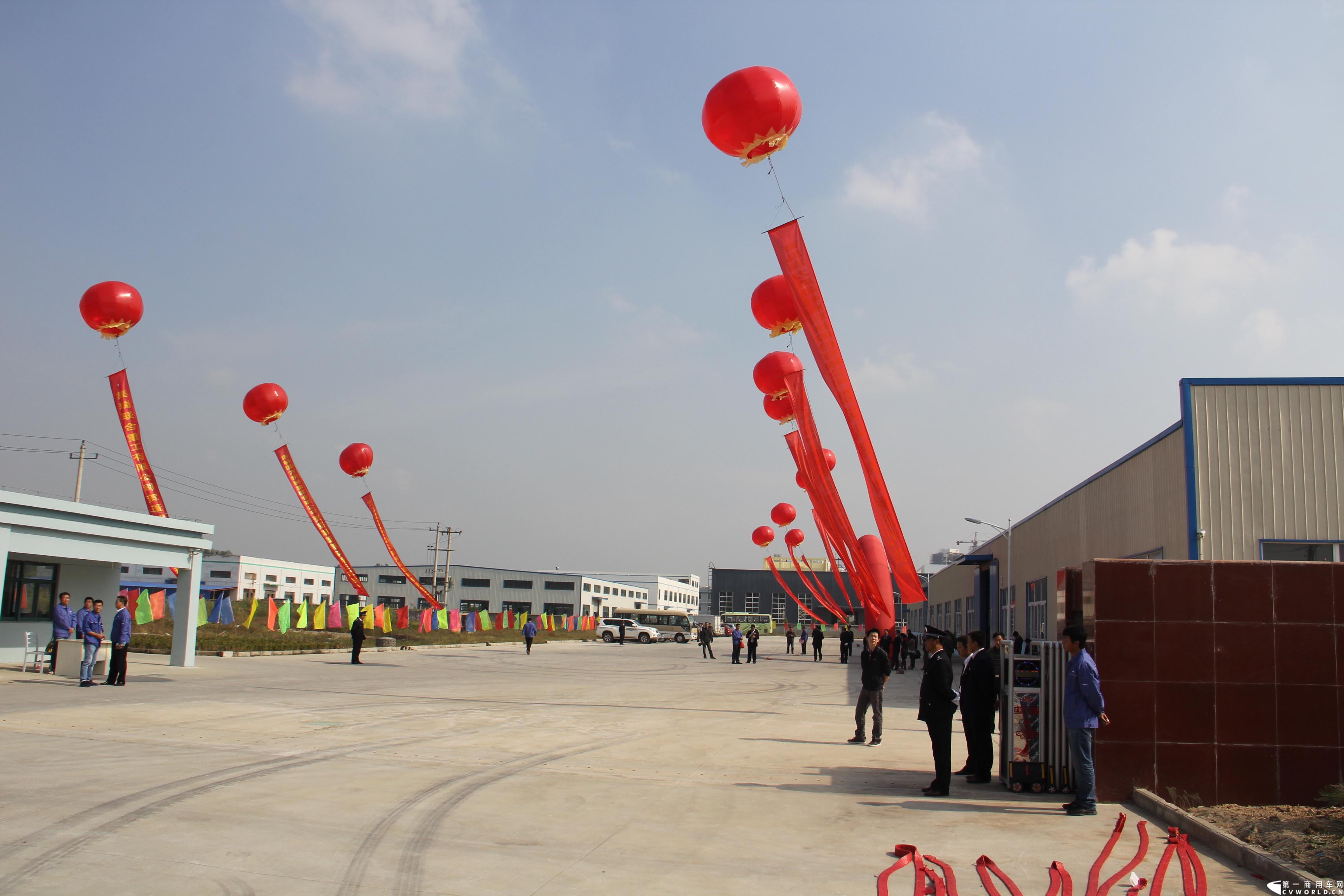 2013年10月18日，芜湖蓬翔车桥有限公司投产仪式在芜湖市三山区隆重举行，此举意味着，在2011年2月开工的山东蓬翔车桥芜湖工厂，于两年后完成了一期工程建设，具备了十万根重卡车桥的年生产能力。图为芜湖蓬翔厂区 。