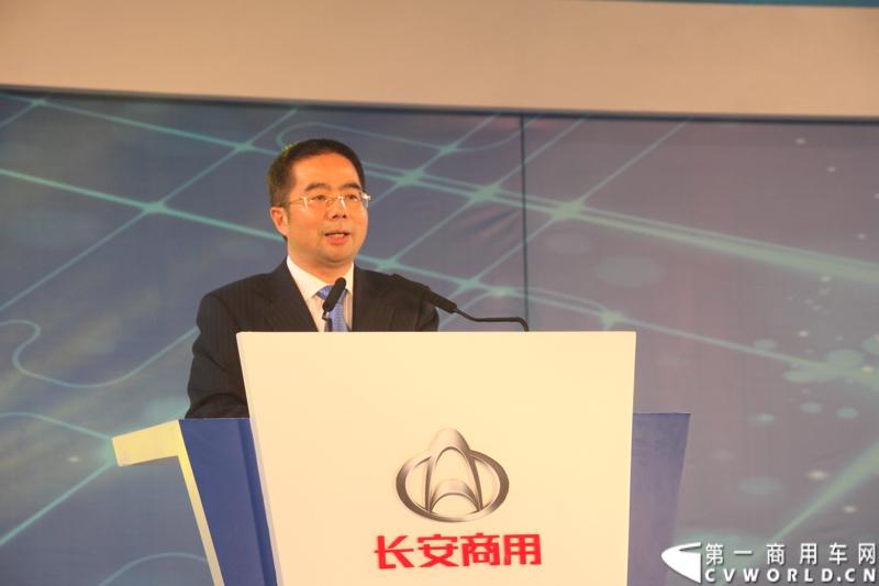 10月23日，长安汽车集团在河北定州新基地举行了两款战略产品睿行、尊行上市发布会暨长安轻型车新厂区投产仪式。本次发布会，长安尊行、长安睿行分别推出3款车型。其中，长安尊行售价为15.98万至20.98万元，长安睿行的售价为5.49万至6.19万元。图为长安汽车总裁张宝林致辞。