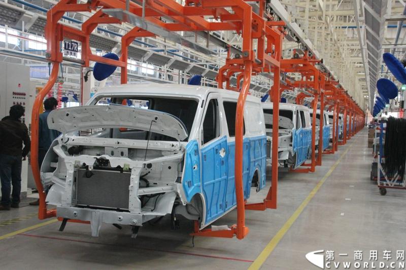 10月23日，长安汽车集团在河北定州新基地举行了两款战略产品睿行、尊行上市发布会暨长安轻型车新厂区投产仪式。本次发布会，长安尊行、长安睿行分别推出3款车型。其中，长安尊行售价为15.98万至20.98万元，长安睿行的售价为5.49万至6.19万元。图为长安保定轻型车工厂内景。