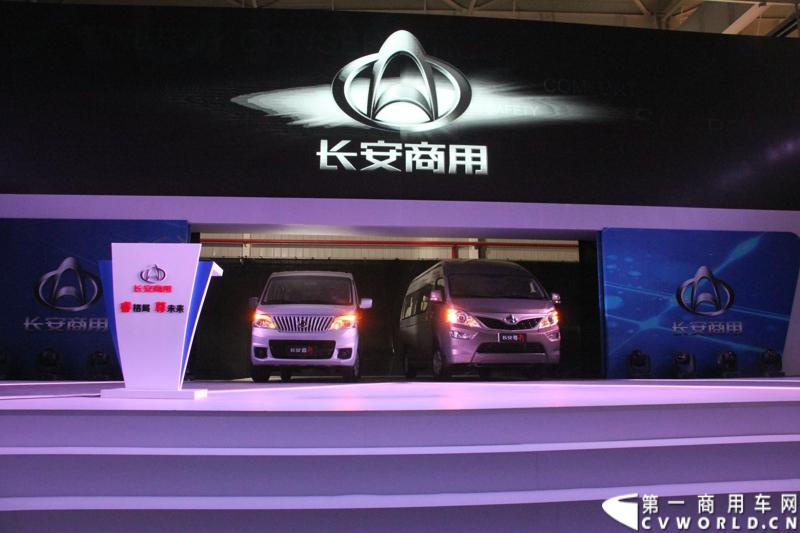 10月23日，长安汽车集团在河北定州新基地举行了两款战略产品睿行、尊行上市发布会暨长安轻型车新厂区投产仪式。本次发布会，长安尊行、长安睿行分别推出3款车型。其中，长安尊行售价为15.98万至20.98万元，长安睿行的售价为5.49万至6.19万元。图为发布会现场车辆驶出。