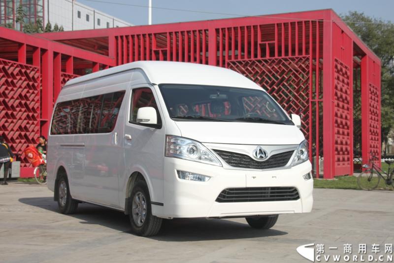 10月23日，长安汽车集团在河北定州新基地举行了两款战略产品睿行、尊行上市发布会暨长安轻型车新厂区投产仪式。本次发布会，长安尊行、长安睿行分别推出3款车型。其中，长安尊行售价为15.98万至20.98万元，长安睿行的售价为5.49万至6.19万元。