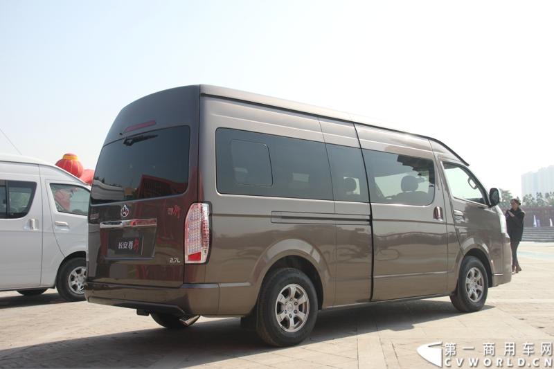 10月23日，长安汽车集团在河北定州新基地举行了两款战略产品睿行、尊行上市发布会暨长安轻型车新厂区投产仪式。本次发布会，长安尊行、长安睿行分别推出3款车型。其中，长安尊行售价为15.98万至20.98万元，长安睿行的售价为5.49万至6.19万元。