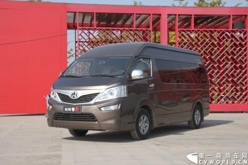 10月23日，长安汽车集团在河北定州新基地举行了两款战略产品睿行、尊行上市发布会暨长安轻型车新厂区投产仪式。本次发布会，长安尊行、长安睿行分别推出3款车型。其中，长安尊行售价为15.98万至20.98万元，长安睿行的售价为5.49万至6.19万元。