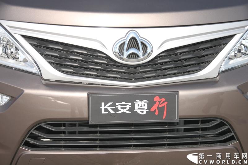 10月23日，长安汽车集团在河北定州新基地举行了两款战略产品睿行、尊行上市发布会暨长安轻型车新厂区投产仪式。本次发布会，长安尊行、长安睿行分别推出3款车型。其中，长安尊行售价为15.98万至20.98万元，长安睿行的售价为5.49万至6.19万元。