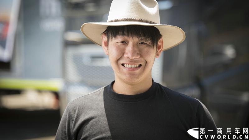 2013沃尔沃卡车高效节油先锋亚太区总决赛在澳大利亚布里斯班落下帷幕，今年亚太区总决赛共有13名来自亚太区各国的节油冠军参加，他们分别来自中国、韩国、台湾、泰国、马来西亚、新加坡、印度尼西亚、斯里兰卡、澳大利亚和新西兰。来自澳大利亚的格兰特·莫里斯（Grant Morice）在自己的主场，最终赢得了亚太区公路赛的总冠军。图为参赛选手和媒体记者风采。