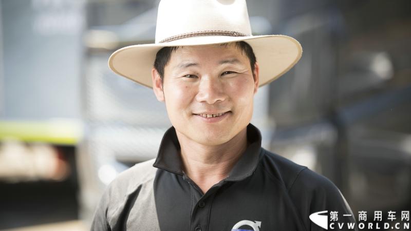 2013沃尔沃卡车高效节油先锋亚太区总决赛在澳大利亚布里斯班落下帷幕，今年亚太区总决赛共有13名来自亚太区各国的节油冠军参加，他们分别来自中国、韩国、台湾、泰国、马来西亚、新加坡、印度尼西亚、斯里兰卡、澳大利亚和新西兰。来自澳大利亚的格兰特·莫里斯（Grant Morice）在自己的主场，最终赢得了亚太区公路赛的总冠军。图为参赛选手和媒体记者风采。