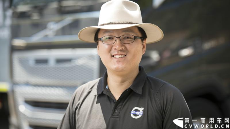 2013沃尔沃卡车高效节油先锋亚太区总决赛在澳大利亚布里斯班落下帷幕，今年亚太区总决赛共有13名来自亚太区各国的节油冠军参加，他们分别来自中国、韩国、台湾、泰国、马来西亚、新加坡、印度尼西亚、斯里兰卡、澳大利亚和新西兰。来自澳大利亚的格兰特·莫里斯（Grant Morice）在自己的主场，最终赢得了亚太区公路赛的总冠军。图为参赛选手和媒体记者风采。