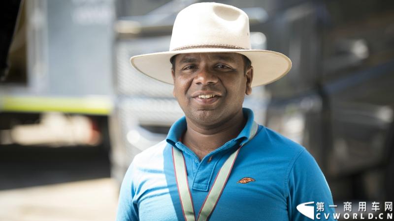 2013沃尔沃卡车高效节油先锋亚太区总决赛在澳大利亚布里斯班落下帷幕，今年亚太区总决赛共有13名来自亚太区各国的节油冠军参加，他们分别来自中国、韩国、台湾、泰国、马来西亚、新加坡、印度尼西亚、斯里兰卡、澳大利亚和新西兰。来自澳大利亚的格兰特·莫里斯（Grant Morice）在自己的主场，最终赢得了亚太区公路赛的总冠军。图为参赛选手和媒体记者风采。