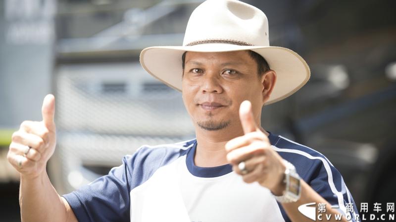 2013沃尔沃卡车高效节油先锋亚太区总决赛在澳大利亚布里斯班落下帷幕，今年亚太区总决赛共有13名来自亚太区各国的节油冠军参加，他们分别来自中国、韩国、台湾、泰国、马来西亚、新加坡、印度尼西亚、斯里兰卡、澳大利亚和新西兰。来自澳大利亚的格兰特·莫里斯（Grant Morice）在自己的主场，最终赢得了亚太区公路赛的总冠军。图为参赛选手和媒体记者风采。