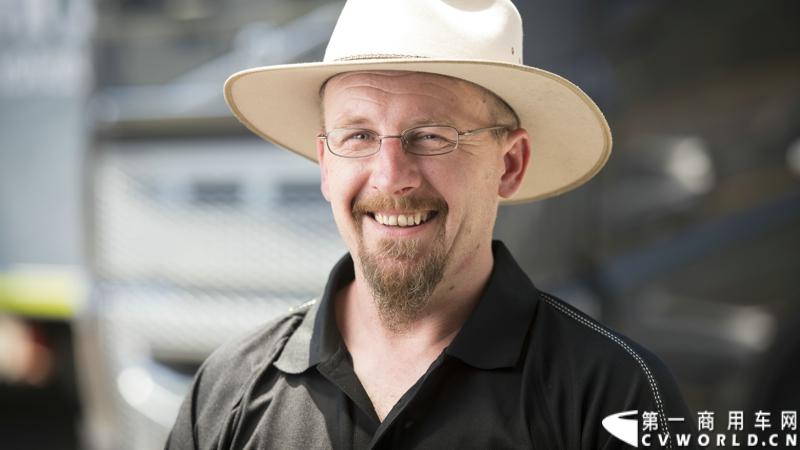 2013沃尔沃卡车高效节油先锋亚太区总决赛在澳大利亚布里斯班落下帷幕，今年亚太区总决赛共有13名来自亚太区各国的节油冠军参加，他们分别来自中国、韩国、台湾、泰国、马来西亚、新加坡、印度尼西亚、斯里兰卡、澳大利亚和新西兰。来自澳大利亚的格兰特·莫里斯（Grant Morice）在自己的主场，最终赢得了亚太区公路赛的总冠军。图为参赛选手和媒体记者风采。