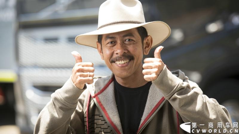 2013沃尔沃卡车高效节油先锋亚太区总决赛在澳大利亚布里斯班落下帷幕，今年亚太区总决赛共有13名来自亚太区各国的节油冠军参加，他们分别来自中国、韩国、台湾、泰国、马来西亚、新加坡、印度尼西亚、斯里兰卡、澳大利亚和新西兰。来自澳大利亚的格兰特·莫里斯（Grant Morice）在自己的主场，最终赢得了亚太区公路赛的总冠军。图为参赛选手和媒体记者风采。