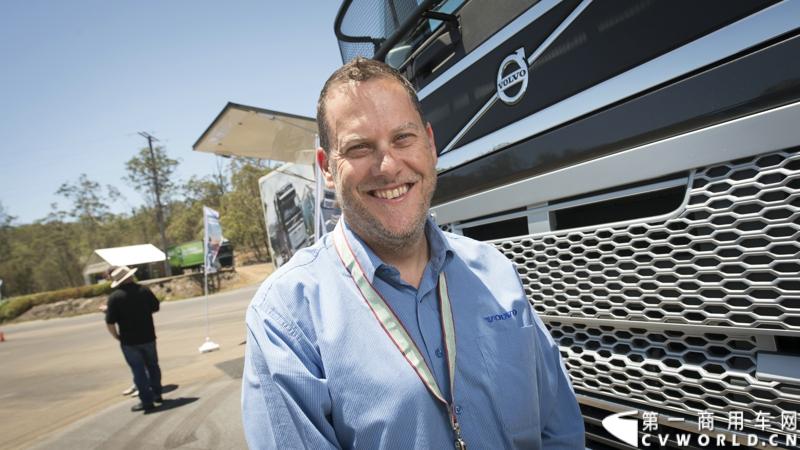 2013沃尔沃卡车高效节油先锋亚太区总决赛在澳大利亚布里斯班落下帷幕，今年亚太区总决赛共有13名来自亚太区各国的节油冠军参加，他们分别来自中国、韩国、台湾、泰国、马来西亚、新加坡、印度尼西亚、斯里兰卡、澳大利亚和新西兰。来自澳大利亚的格兰特·莫里斯（Grant Morice）在自己的主场，最终赢得了亚太区公路赛的总冠军。图为参赛选手和媒体记者风采。