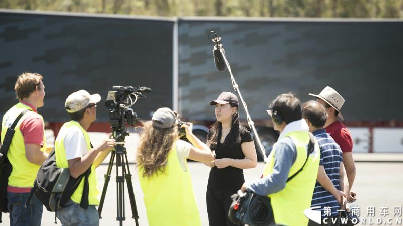 2013沃尔沃卡车高效节油先锋亚太区总决赛在澳大利亚布里斯班落下帷幕，今年亚太区总决赛共有13名来自亚太区各国的节油冠军参加，他们分别来自中国、韩国、台湾、泰国、马来西亚、新加坡、印度尼西亚、斯里兰卡、澳大利亚和新西兰。来自澳大利亚的格兰特·莫里斯（Grant Morice）在自己的主场，最终赢得了亚太区公路赛的总冠军。图为参赛选手和媒体记者风采。