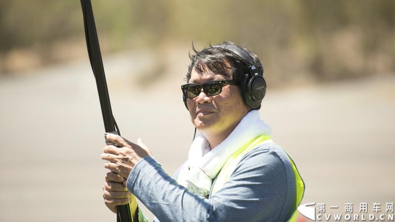 2013沃尔沃卡车高效节油先锋亚太区总决赛在澳大利亚布里斯班落下帷幕，今年亚太区总决赛共有13名来自亚太区各国的节油冠军参加，他们分别来自中国、韩国、台湾、泰国、马来西亚、新加坡、印度尼西亚、斯里兰卡、澳大利亚和新西兰。来自澳大利亚的格兰特·莫里斯（Grant Morice）在自己的主场，最终赢得了亚太区公路赛的总冠军。图为参赛选手和媒体记者风采。