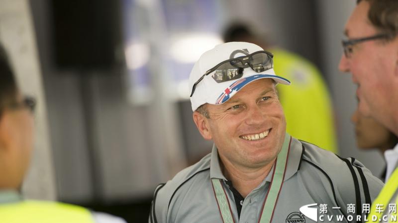 2013沃尔沃卡车高效节油先锋亚太区总决赛在澳大利亚布里斯班落下帷幕，今年亚太区总决赛共有13名来自亚太区各国的节油冠军参加，他们分别来自中国、韩国、台湾、泰国、马来西亚、新加坡、印度尼西亚、斯里兰卡、澳大利亚和新西兰。来自澳大利亚的格兰特·莫里斯（Grant Morice）在自己的主场，最终赢得了亚太区公路赛的总冠军。图为参赛选手和媒体记者风采。