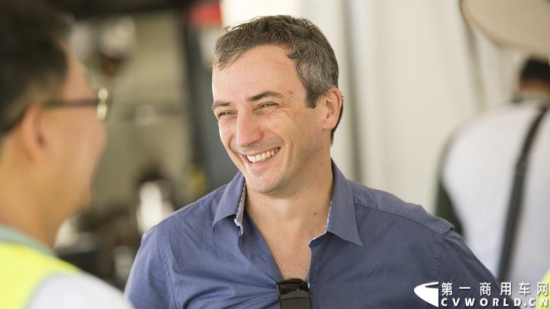 2013沃尔沃卡车高效节油先锋亚太区总决赛在澳大利亚布里斯班落下帷幕，今年亚太区总决赛共有13名来自亚太区各国的节油冠军参加，他们分别来自中国、韩国、台湾、泰国、马来西亚、新加坡、印度尼西亚、斯里兰卡、澳大利亚和新西兰。来自澳大利亚的格兰特·莫里斯（Grant Morice）在自己的主场，最终赢得了亚太区公路赛的总冠军。图为参赛选手和媒体记者风采。