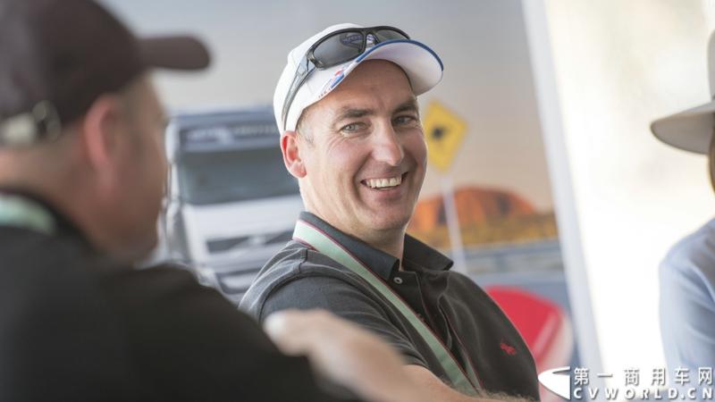 2013沃尔沃卡车高效节油先锋亚太区总决赛在澳大利亚布里斯班落下帷幕，今年亚太区总决赛共有13名来自亚太区各国的节油冠军参加，他们分别来自中国、韩国、台湾、泰国、马来西亚、新加坡、印度尼西亚、斯里兰卡、澳大利亚和新西兰。来自澳大利亚的格兰特·莫里斯（Grant Morice）在自己的主场，最终赢得了亚太区公路赛的总冠军。图为参赛选手和媒体记者风采。