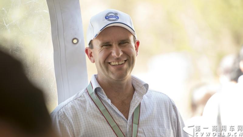 2013沃尔沃卡车高效节油先锋亚太区总决赛在澳大利亚布里斯班落下帷幕，今年亚太区总决赛共有13名来自亚太区各国的节油冠军参加，他们分别来自中国、韩国、台湾、泰国、马来西亚、新加坡、印度尼西亚、斯里兰卡、澳大利亚和新西兰。来自澳大利亚的格兰特·莫里斯（Grant Morice）在自己的主场，最终赢得了亚太区公路赛的总冠军。图为参赛选手和媒体记者风采。