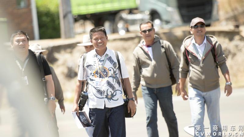 2013沃尔沃卡车高效节油先锋亚太区总决赛在澳大利亚布里斯班落下帷幕，今年亚太区总决赛共有13名来自亚太区各国的节油冠军参加，他们分别来自中国、韩国、台湾、泰国、马来西亚、新加坡、印度尼西亚、斯里兰卡、澳大利亚和新西兰。来自澳大利亚的格兰特·莫里斯（Grant Morice）在自己的主场，最终赢得了亚太区公路赛的总冠军。图为参赛选手和媒体记者风采。