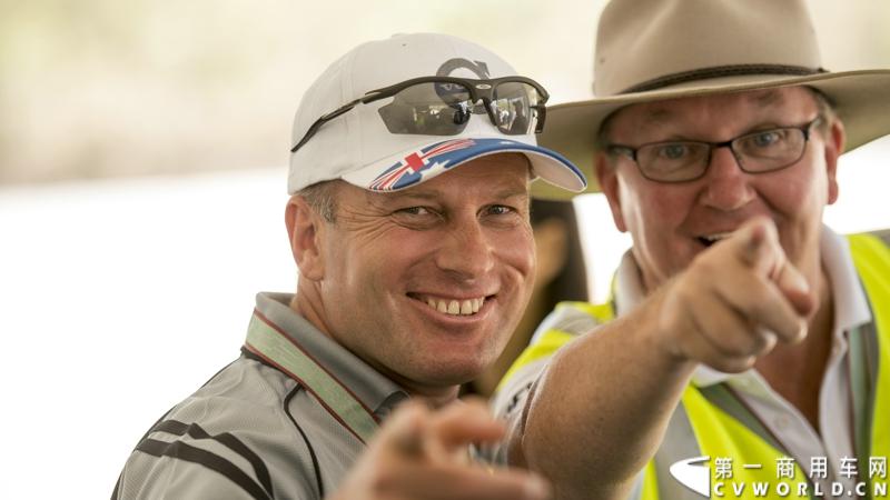 2013沃尔沃卡车高效节油先锋亚太区总决赛在澳大利亚布里斯班落下帷幕，今年亚太区总决赛共有13名来自亚太区各国的节油冠军参加，他们分别来自中国、韩国、台湾、泰国、马来西亚、新加坡、印度尼西亚、斯里兰卡、澳大利亚和新西兰。来自澳大利亚的格兰特·莫里斯（Grant Morice）在自己的主场，最终赢得了亚太区公路赛的总冠军。图为参赛选手和媒体记者风采。