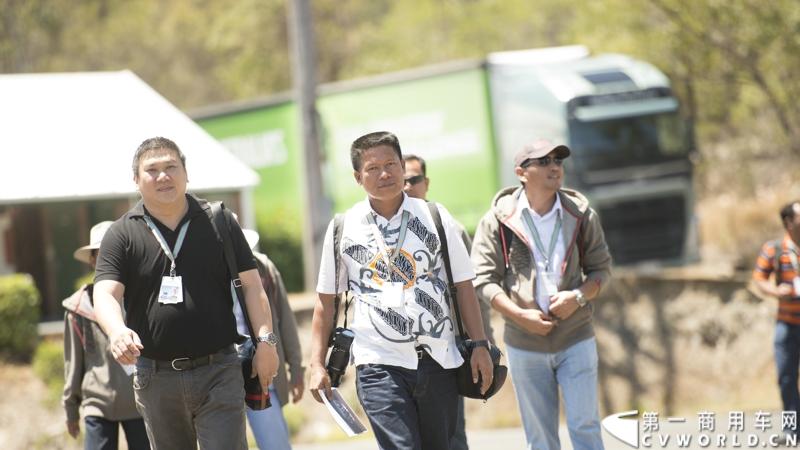 2013沃尔沃卡车高效节油先锋亚太区总决赛在澳大利亚布里斯班落下帷幕，今年亚太区总决赛共有13名来自亚太区各国的节油冠军参加，他们分别来自中国、韩国、台湾、泰国、马来西亚、新加坡、印度尼西亚、斯里兰卡、澳大利亚和新西兰。来自澳大利亚的格兰特·莫里斯（Grant Morice）在自己的主场，最终赢得了亚太区公路赛的总冠军。图为参赛选手和媒体记者风采。