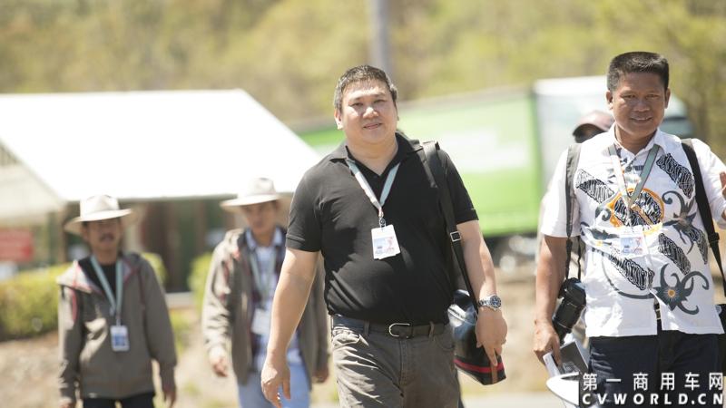 2013沃尔沃卡车高效节油先锋亚太区总决赛在澳大利亚布里斯班落下帷幕，今年亚太区总决赛共有13名来自亚太区各国的节油冠军参加，他们分别来自中国、韩国、台湾、泰国、马来西亚、新加坡、印度尼西亚、斯里兰卡、澳大利亚和新西兰。来自澳大利亚的格兰特·莫里斯（Grant Morice）在自己的主场，最终赢得了亚太区公路赛的总冠军。图为参赛选手和媒体记者风采。