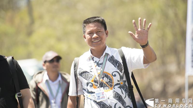 2013沃尔沃卡车高效节油先锋亚太区总决赛在澳大利亚布里斯班落下帷幕，今年亚太区总决赛共有13名来自亚太区各国的节油冠军参加，他们分别来自中国、韩国、台湾、泰国、马来西亚、新加坡、印度尼西亚、斯里兰卡、澳大利亚和新西兰。来自澳大利亚的格兰特·莫里斯（Grant Morice）在自己的主场，最终赢得了亚太区公路赛的总冠军。图为参赛选手和媒体记者风采。